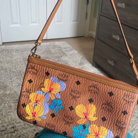 Limited edition MCM small purse has matching Tote sold separately - Picture 3 of 5